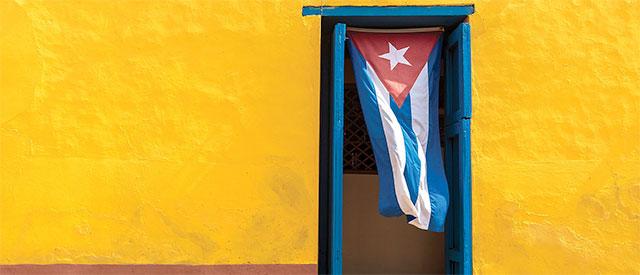 门口挂着古巴国旗